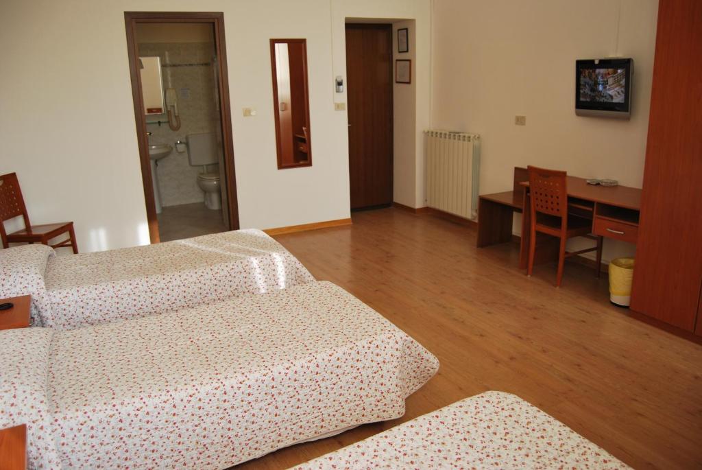 Hotel Alabarda Триест Стая снимка